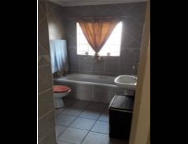 2 bed property to rent in HIGHVELD